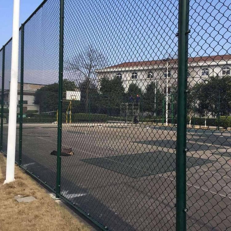 學校球場圍網(wǎng) 浸塑籃球場圍網(wǎng) 室外籃球場圍網(wǎng)生產(chǎn)廠